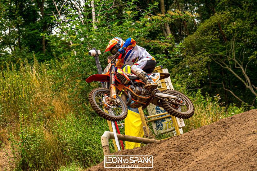 Dex van den Broek pakt eerste manchezege en podium in het ONK 85cc grote wielen in Hummelo